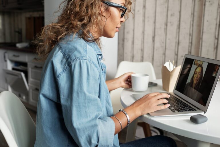 Como a Conexão Digital Está Redefinindo Relações Sociais