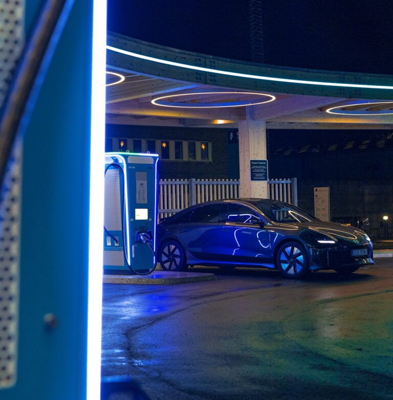 Novidades Elétricas: Carros e Motos Sustentáveis em Alta