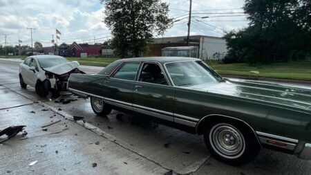 carro antigo, Chrysler New Yorker, engenharia automotiva, segurança veicular, acidente viral