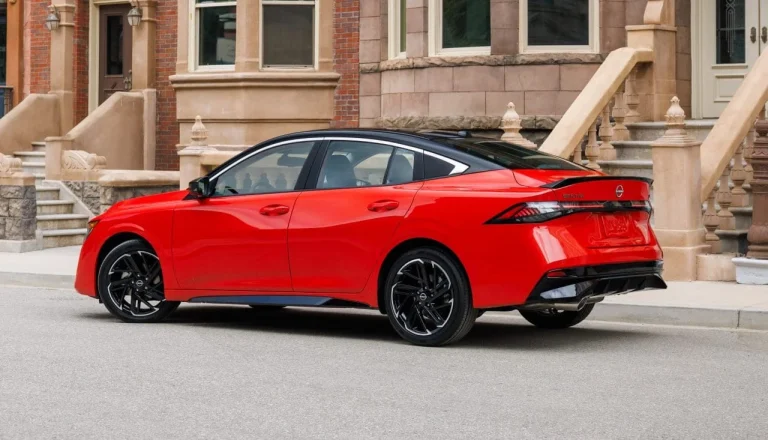 Novo Nissan Sentra é apresentado nos EUA e deve chegar ao Brasil em 2026